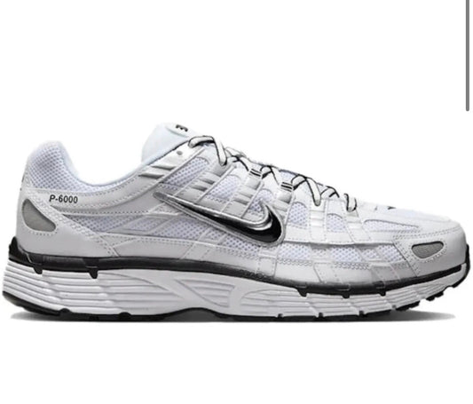 NIKE - P6000 METALLIC WHITE